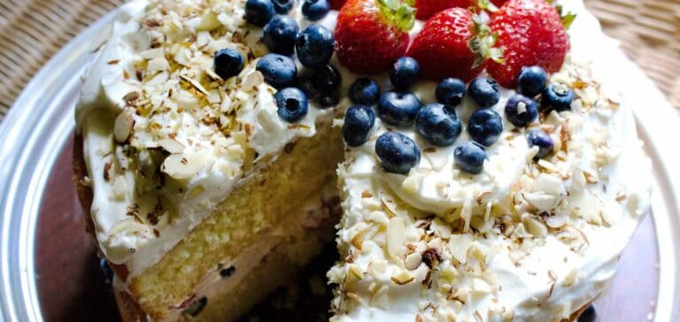 Cake met vers fruit en amandelvlokken, ideaal voor feestelijke gelegenheden.