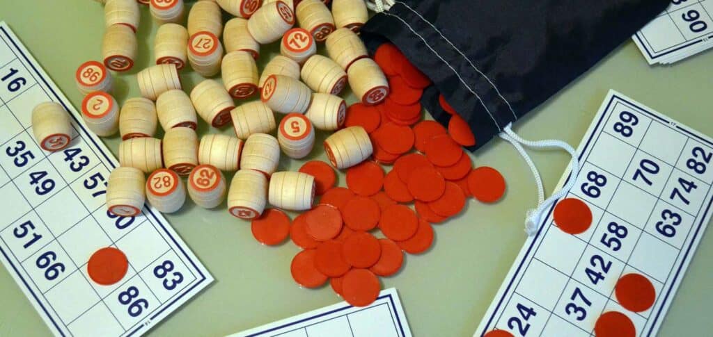 Tombola lot met nummerballen en speelkaarten voor gezellig gokspel.